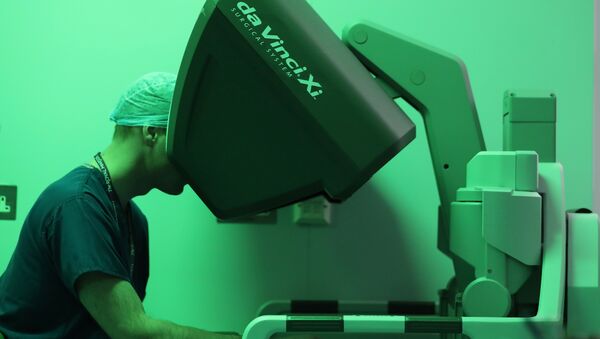 Консоль медицинского робота da Vinci XI во время операции по удалению раковой опухоли. Архивное фото