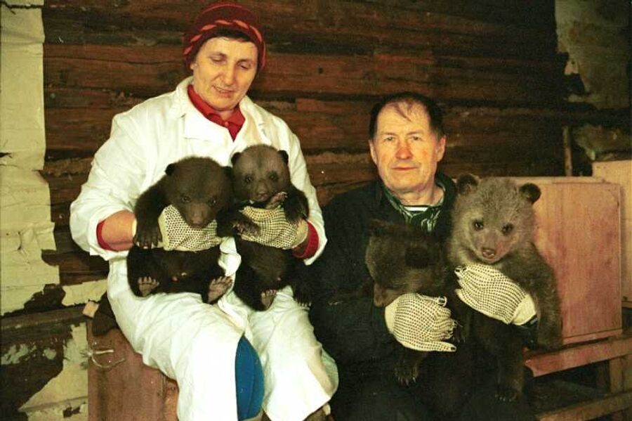 Светлана Ивановна и Валентин Сергеевич Пажетновы с медвежатами