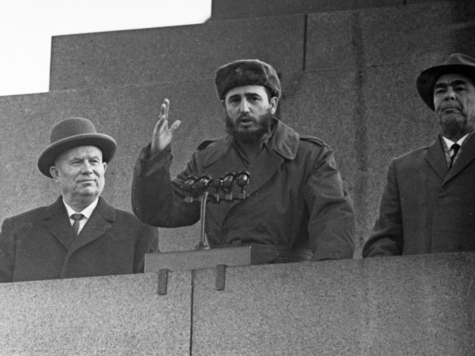 Кубинский лидер Фидель Кастро (в центре), Председатель Совета Министров СССР Никита Хрущев (слева) и Председатель Президиума Верховного Совета СССР Леонид Брежнев (справа) на трибуне во время митинга - РИА Новости, 1920, 24.03.2025