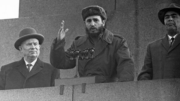 Кубинский лидер Фидель Кастро (в центре), Председатель Совета Министров СССР Никита Хрущев (слева) и Председатель Президиума Верховного Совета СССР Леонид Брежнев (справа) на трибуне во время митинга