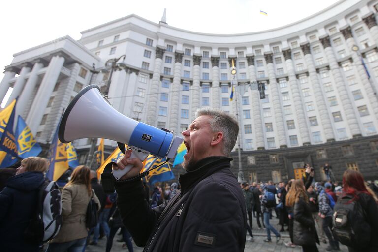 Участники акции протеста  в Киеве против олигархов. 3 апреля 2018 года