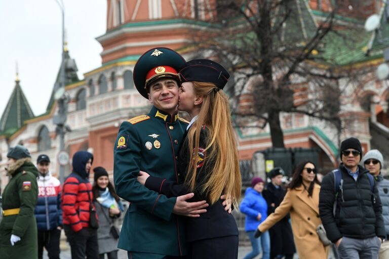 Выпускники Московского высшего общевойскового командного училища  после церемонии выпуска офицеров училища на Красной площади