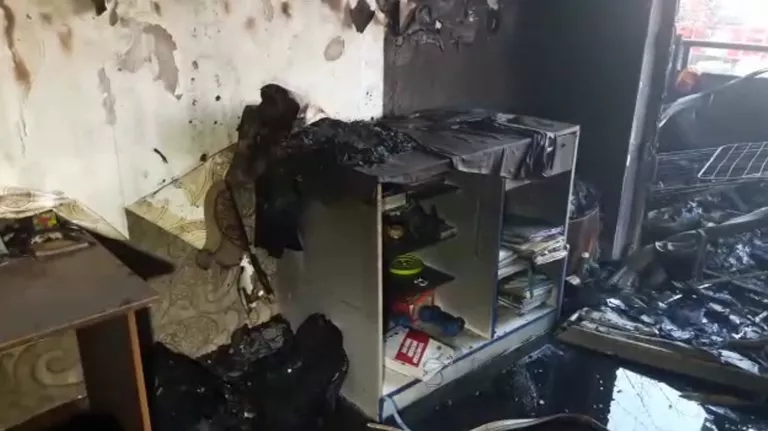 Копоть на стенах и выбитые окна – последствия пожара в жилом доме в Алма-Ате Копоть на стенах и выбитые окна – последствия пожара в жилом доме в Алма-Ате