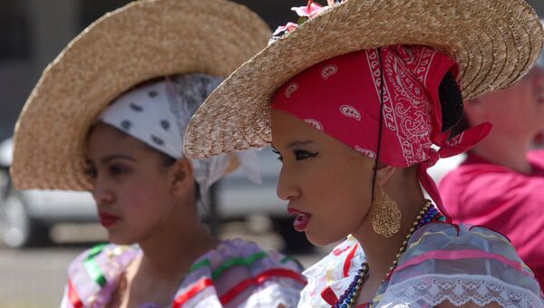 Участницы праздника Синко де Майо в Денвере, Колорадо