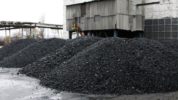 Уголь на территории шахты Комсомолец Донбасса в Донецкой области