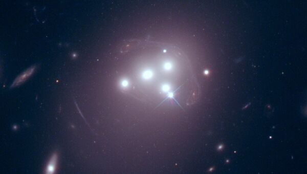 Скопление галактик Abell 3827 и клубы темной материи в четырех крупных галактиках (отмечены красным)