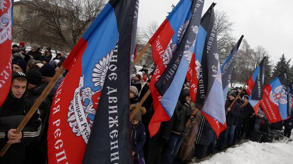 Участники митинга Нам этих дней не позабыть в Дебальцево, посвященного третьей годовщине освобождения города от вооруженных сил Украины