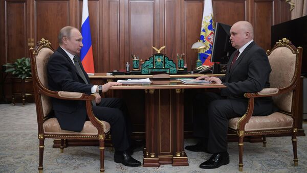 Владимир Путин и временно исполняющий обязанности губернатора Кемеровской области Сергей Цивилев во время встречи. 5 апреля 2018