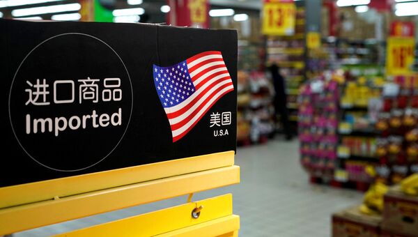 Табличка с обозначением импортированных из США товаров в супермаркете в Шанхае