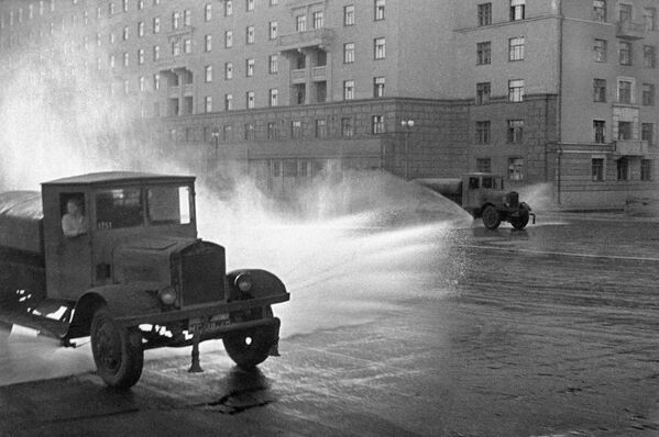 Поливальные машины во время уборки московских улиц, 1938 год