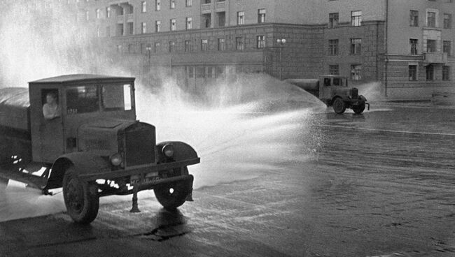 Поливальные машины во время уборки московских улиц, 1938 год