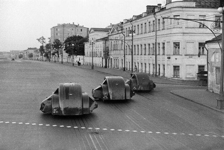 Уборка московских улиц. Поливально-уборочные машины ПУ-7 на шасси ГАЗ-ММ, 1938 год