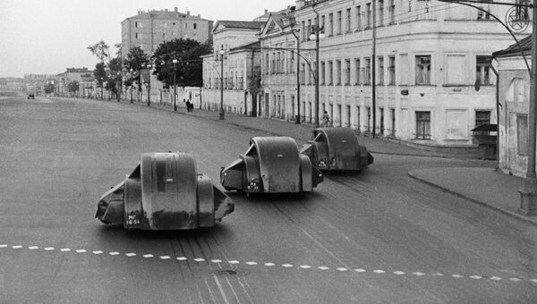 Уборка московских улиц. Поливально-уборочные машины ПУ-7 на шасси ГАЗ-ММ, 1938 год