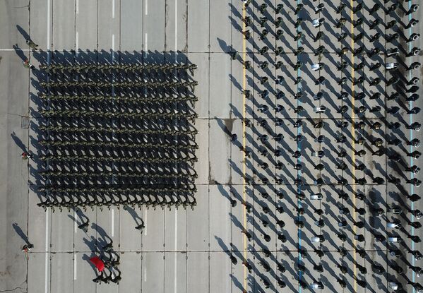 Военнослужащие во время репетиции Парада Победы на военном полигоне Алабино. 6 апреля 2018