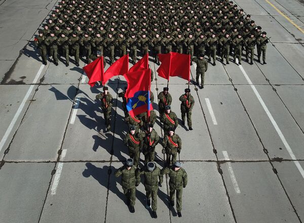 Военнослужащие во время репетиции Парада Победы на военном полигоне Алабино