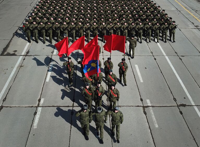 Военнослужащие во время репетиции Парада Победы на военном полигоне Алабино