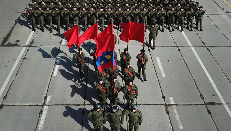 Военнослужащие во время репетиции Парада Победы на военном полигоне Алабино