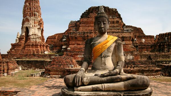 Монумент Будды в храме Ват Яй Чай Монгкол в Таиланде
