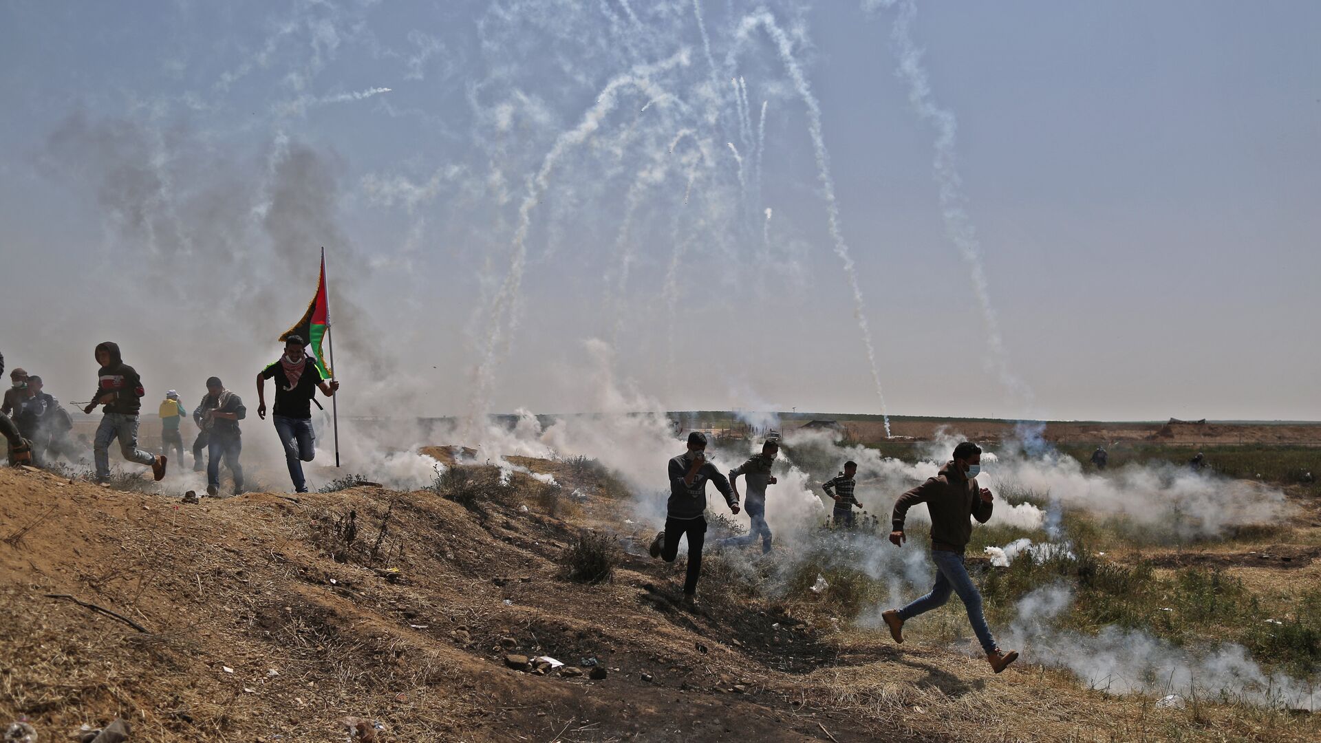 Палестинские протестующие во время столкновений с израильскими военными на границе сектора Газа и Израиля. 6 апреля 2018 - РИА Новости, 1920, 03.09.2021