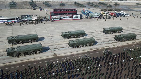 Оперативно-тактические ракетные комплексы Искандер во время репетиции Парада Победы на военном полигоне Алабино