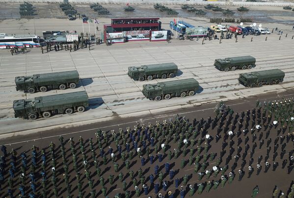Оперативно-тактические ракетные комплексы Искандер во время репетиции Парада Победы на военном полигоне Алабино