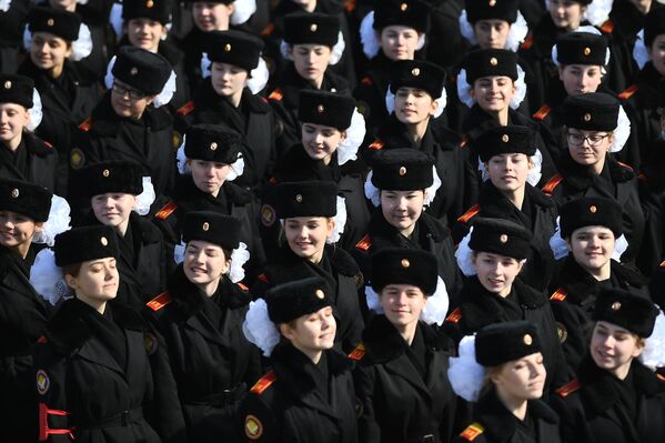 Курсантки во время репетиции Парада Победы на военном полигоне Алабино в Московской области