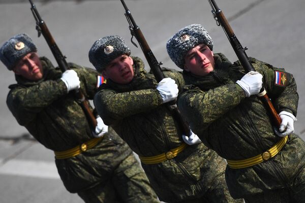 Военнослужащие во время репетиции Парада Победы на военном полигоне Алабино в Московской области