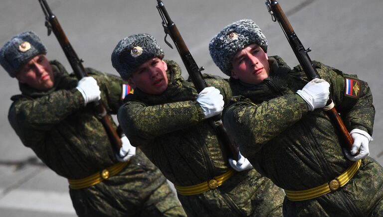 Военнослужащие во время репетиции Парада Победы на военном полигоне Алабино в Московской области