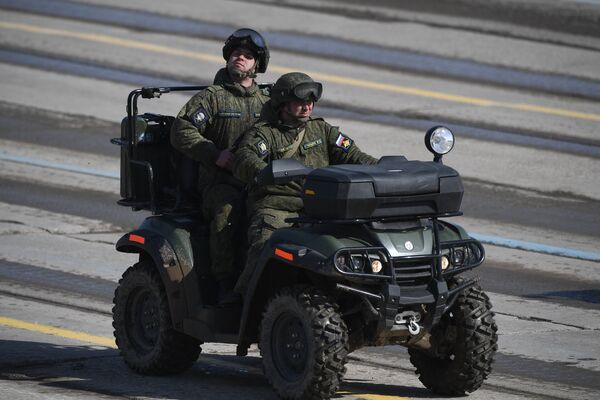 Военнослужащие  на армейском мотовездеходе РМ 500-2 во время репетиции Парада Победы на военном полигоне Алабино в Московской области