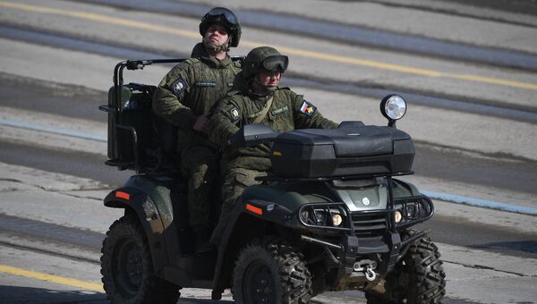 Военнослужащие  на армейском мотовездеходе РМ 500-2 во время репетиции Парада Победы на военном полигоне Алабино в Московской области