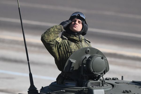 Военнослужащий во время репетиции Парада Победы на военном полигоне Алабино в Московской области