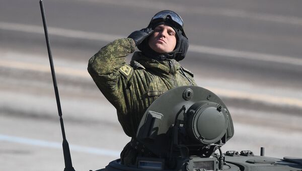 Военнослужащий во время репетиции Парада Победы на военном полигоне Алабино в Московской области