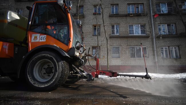 Спецтехника коммунальной службы во время мойки тротуара в Юго-Восточном административном округе города Москвы