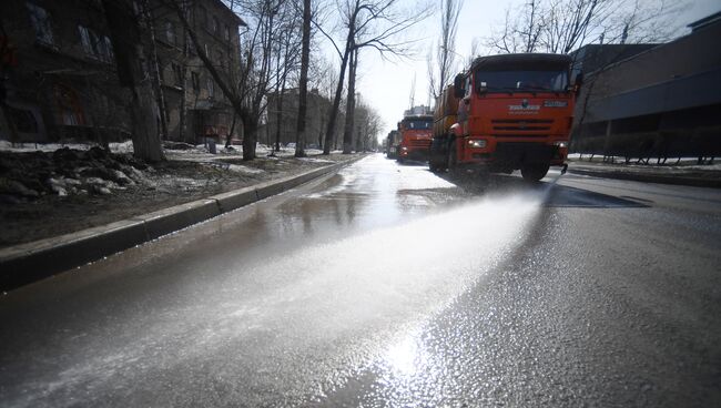 Спецтехника поливает дорогу в Юго-Восточном административном округе города Москвы