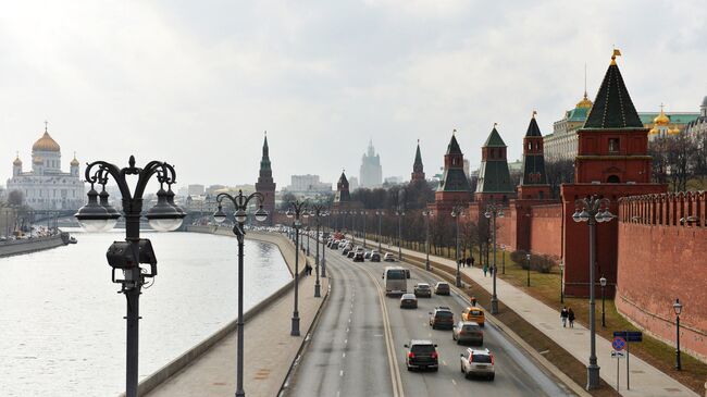 Кремлевская набережная и Московский Кремль. Архивное фото