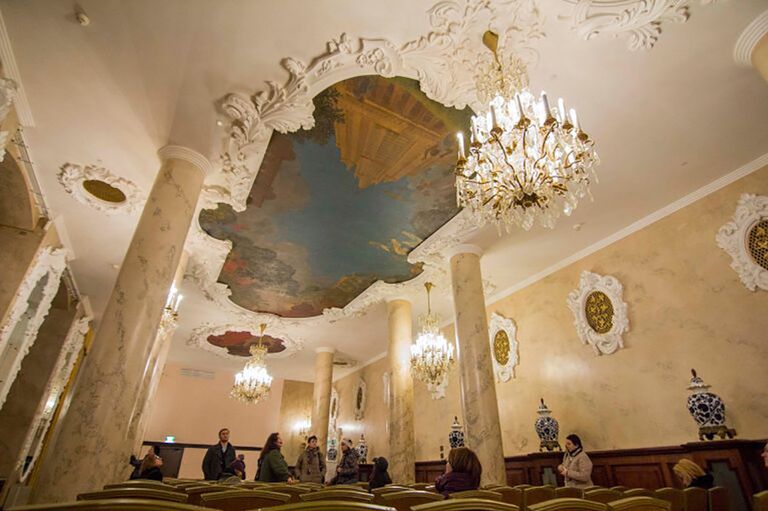 Интерьер гостиницы Hilton Moscow Leningradskaya Hotel у Комсомольской площади в Москве