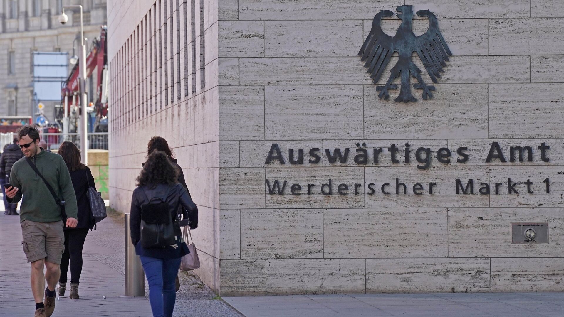 Прохожие у здания Министерства иностранных дел Германии в Берлине - РИА Новости, 1920, 27.04.2021