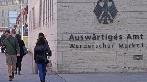 Прохожие у здания Министерства иностранных дел Германии в Берлине