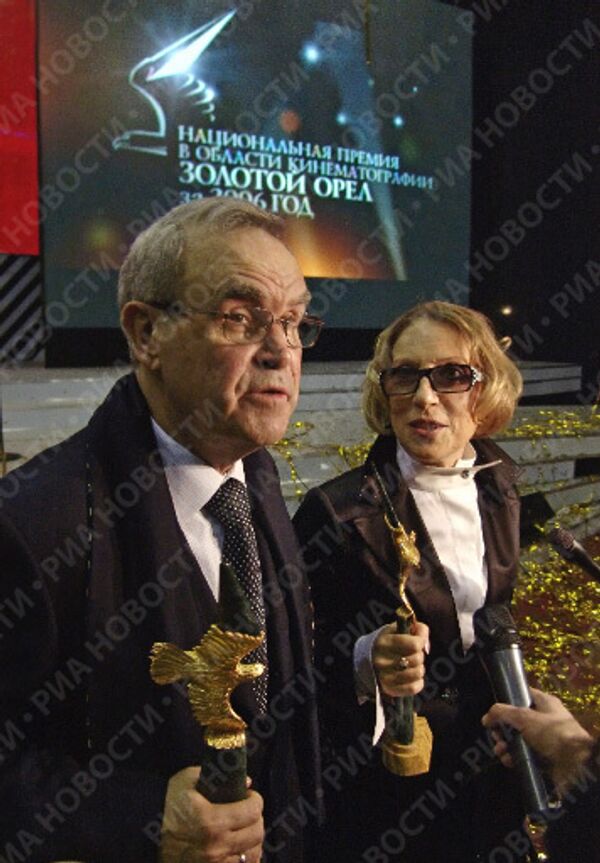 Глеб Панфилов и Инна Чурикова на церемонии вручения национальной премии Золотой орел