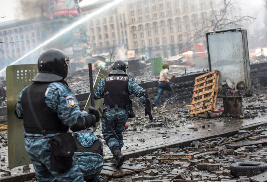Сотрудники правоохранительных органов во время столкновений с митингующими на площади Независимости в Киеве. 19 февраля 2014 
