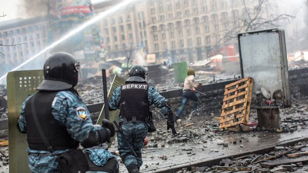 Сотрудники правоохранительных органов во время столкновений с митингующими на площади Независимости в Киеве. Архивное фото