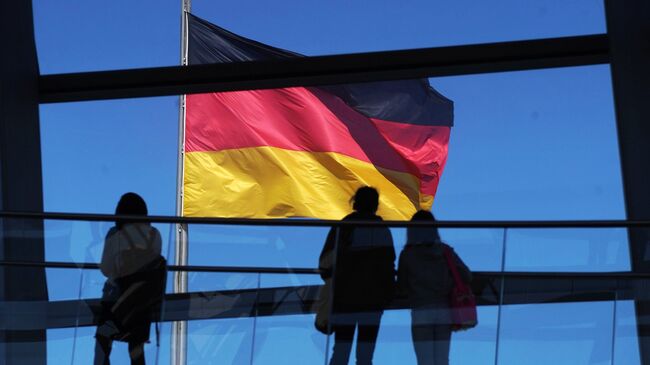 Флаг Германии на здании Рейхстага. Архивное фото