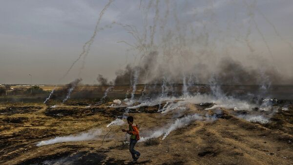 Столкновения палестинских протестующих с израильскими военными на границе сектора Газа и Израиля. Архивное фото