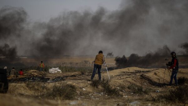 Столкновения палестинских протестующих с израильскими военными на границе сектора Газа и Израиля