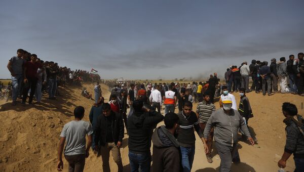 Палестинские протестующие во время столкновений с израильскими военными. Архивное фото