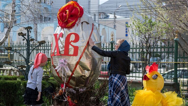 Верующие в Великую субботу у Свято-Троицкого собора в Симферополе