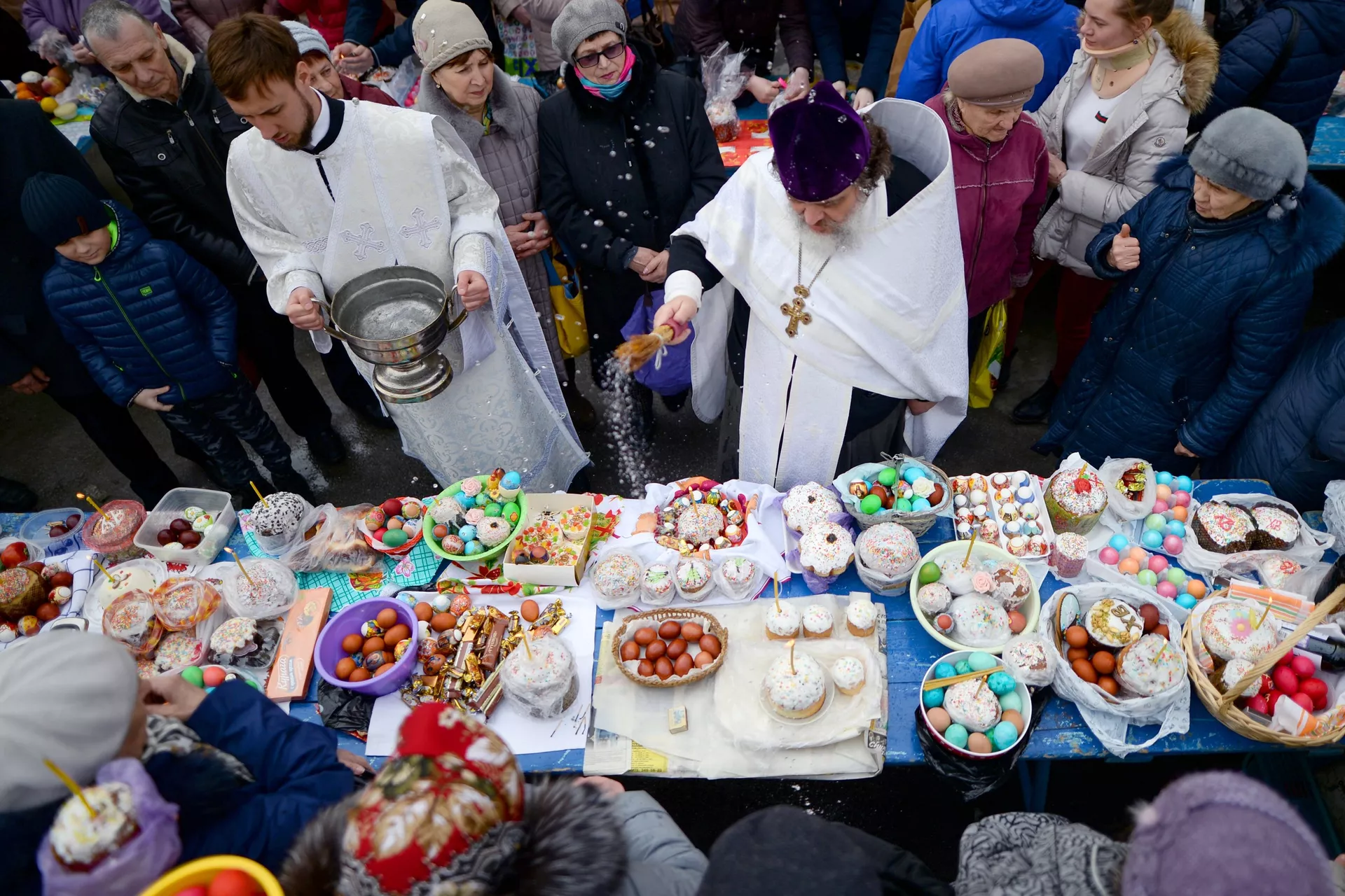 Освящение пасхальных куличей и яиц в Великую субботу в Вознесенском кафедральном соборе в Новосибирске - РИА Новости, 1920, 26.04.2024