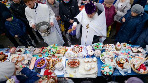 Освящение пасхальных куличей и яиц в Великую субботу в Вознесенском кафедральном соборе в Новосибирске
