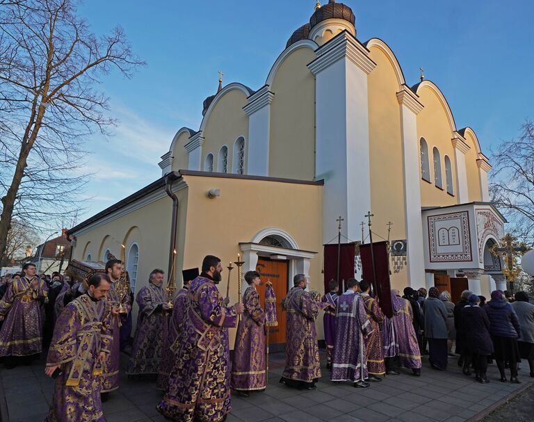 Священнослужители во время крестного хода в Воскресенском кафедральном соборе Берлинской и Германской епархии Русской православной церкви в Берлине