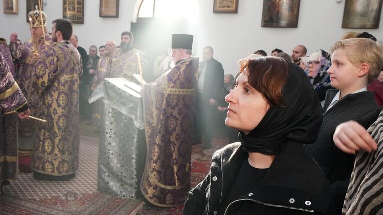 Верующие во время богослужения в Воскресенском кафедральном соборе Берлинской и Германской епархии Русской православной церкви в Берлине Верующие во время богослужения в Воскресенском кафедральном соборе Берлинской и Германской епархии Русской православной церкви в Берлине
